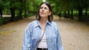 Viyana 'da parkta gülümseyen güzel bir İspanyol kadın.