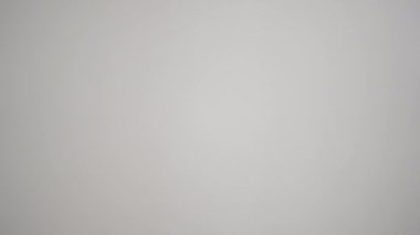 Genç İspanyol eylemci gönüllü üniformasına işaret ederek izole edilmiş beyaz arka planda gülümsüyor.