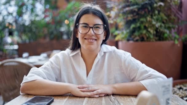 Joven Hermosa Mujer Hispana Con Gafas Sonriendo Feliz Sentado Mesa — Vídeos de Stock