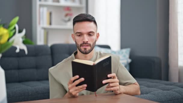 Jonge Spaanse Man Die Bijbel Leest Thuis Vloer Zit Bidden — Stockvideo