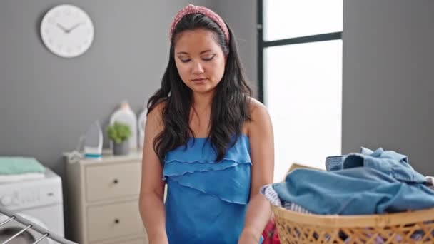 Çamaşır Ipinde Bekleyen Genç Çinli Kadın Çamaşır Odasında Yardım Mesajı — Stok video
