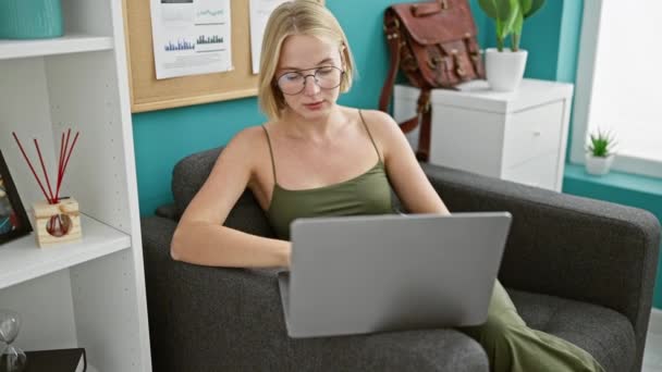 Mujer Joven Rubia Trabajadora Negocios Usando Laptop Trabajando Enfocada Oficina — Vídeo de stock