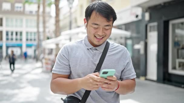 Pomocą Smartfona Słuchawek Uśmiechniętych Ulicy — Wideo stockowe