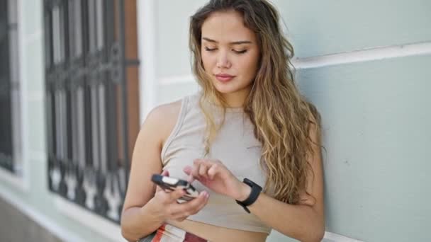 Jovem Bela Mulher Hispânica Usando Smartphone Olhando Relógio Rua — Vídeo de Stock