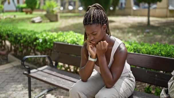Mujer Afroamericana Estresada Sentada Banco Parque — Vídeos de Stock
