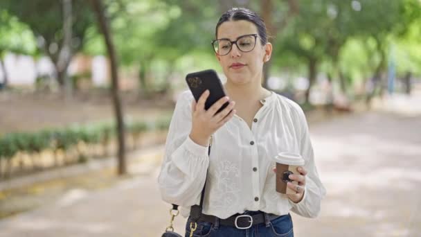 Jonge Mooie Spaanse Vrouw Boos Aan Telefoon Het Park — Stockvideo