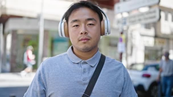Χαμογελαστός Αυτοπεποίθηση Λαμβάνοντας Έξω Ακουστικά Στο Δρόμο — Αρχείο Βίντεο