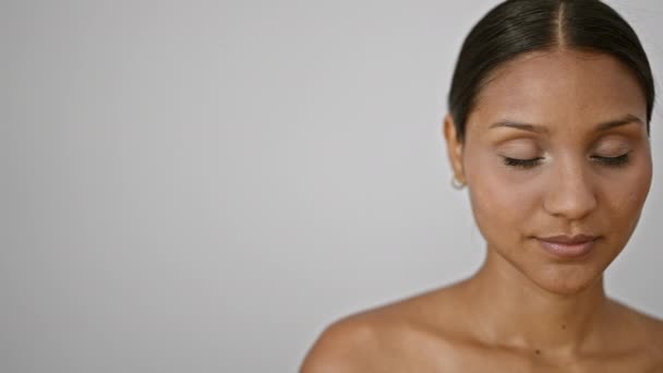 Junge Lateinische Frau Lächelt Selbstbewusst Vor Isoliertem Weißen Hintergrund — Stockvideo