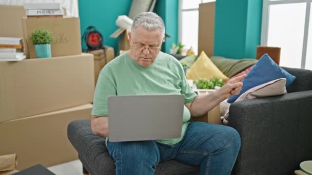 Homem Cabelos Grisalhos Meia Idade Usando Laptop Sentado Sofá Nova — Vídeo de Stock