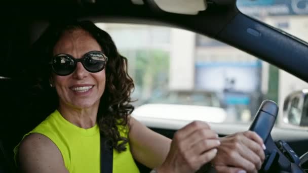 Mulher Hispânica Meia Idade Dirigindo Carro Dançando Com Música Estrada — Vídeo de Stock