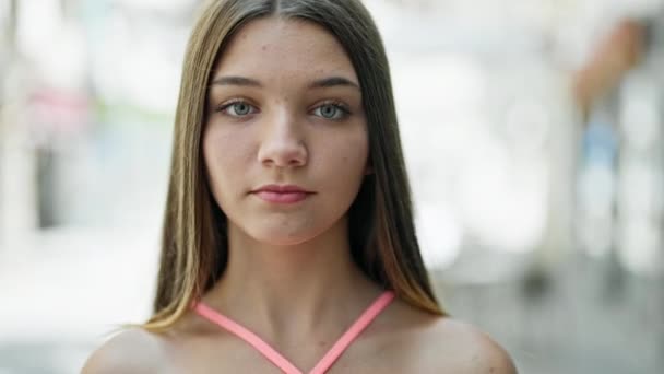 Gadis Cantik Berdiri Dengan Ekspresi Serius Jalan — Stok Video
