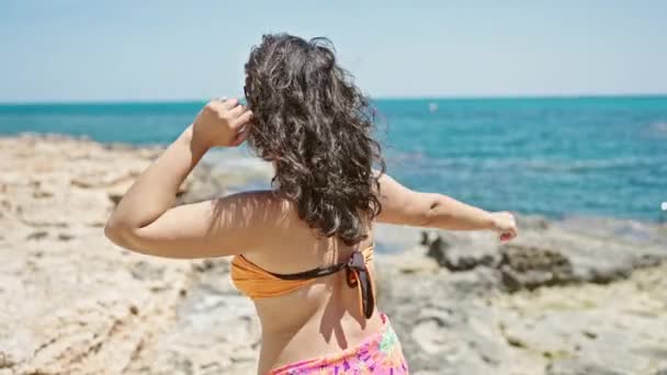 Ung Vacker Latinamerikansk Kvinna Turist Står Baklänges Dansa Stranden — Stockvideo
