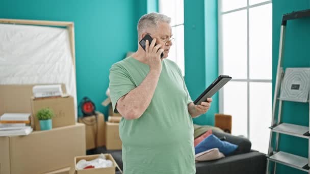 Hombre Pelo Gris Mediana Edad Hablando Teléfono Inteligente Utilizando Panel — Vídeos de Stock