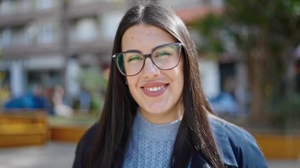 Mladá Hispánka Usmívá Sebevědomě Ulici — Stock video
