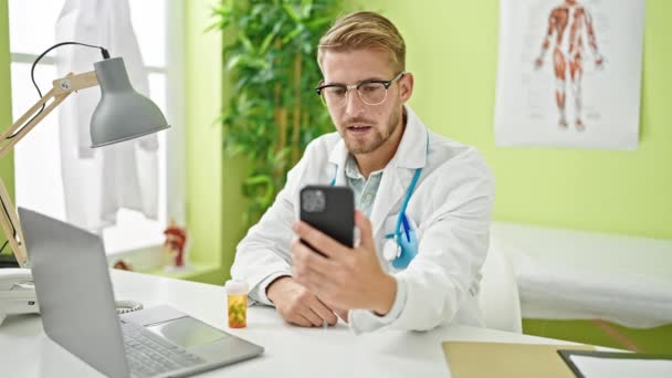 Młody Biały Mężczyzna Lekarz Robi Wideo Rozmowy Smartphone Gospodarstwa Pigułki — Wideo stockowe