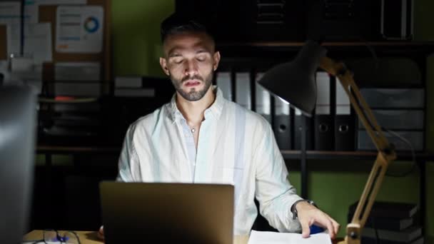 Junge Hispanische Mann Geschäftsmann Mit Laptop Lektüre Dokument Suchen Aufgeregt — Stockvideo