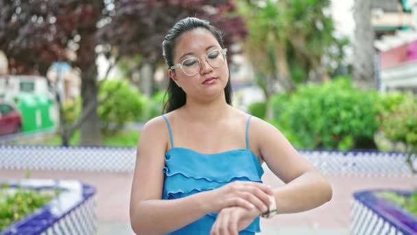 Jeune Femme Chinoise Souriante Confiante Pointant Regarder Parc — Video