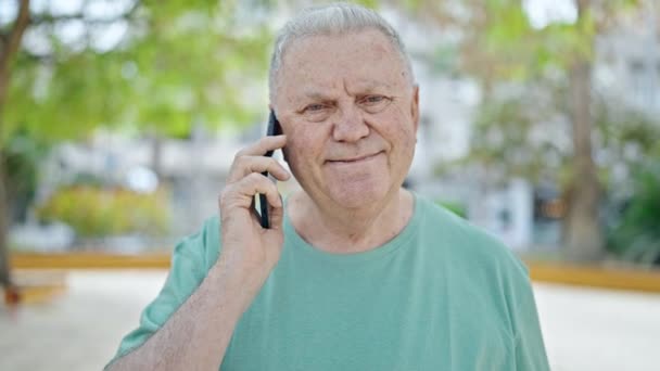 Hombre Pelo Gris Mediana Edad Sonriendo Confiado Hablando Teléfono Inteligente — Vídeos de Stock
