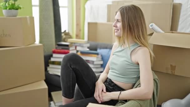 Mladá Blondýna Žena Usměvavá Sebevědomě Sedí Pohovce Vítězným Gestem Novém — Stock video