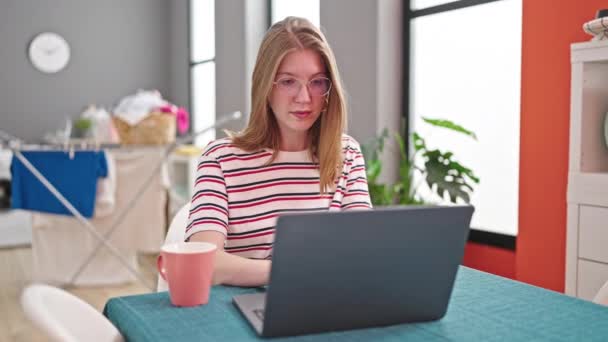Jovem Loira Usando Laptop Espirrando Sala Jantar — Vídeo de Stock