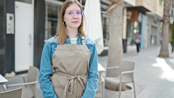 Młoda Blondynka Kelnerka Uśmiecha Się Pewnie Stojąc Tarasie Kawiarni — Wideo stockowe