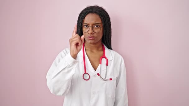 Africano Americano Mulher Médico Com Expressão Séria Apontando Com Dedo — Vídeo de Stock