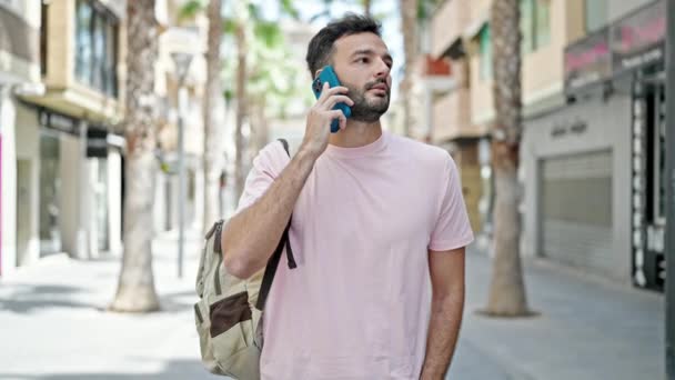 Jonge Spaanse Man Aan Het Praten Smartphone Met Rugzak Straat — Stockvideo