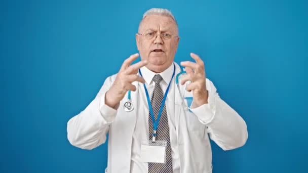Edad Media Gris Hombre Médico Enojado Estresado Sobre Aislado Fondo — Vídeos de Stock