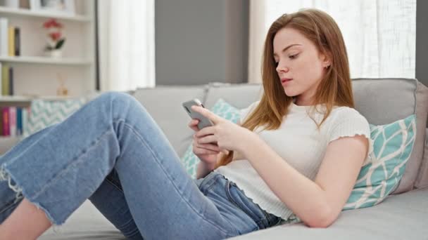 Mujer Rubia Joven Usando Smartphone Con Cara Seria Casa — Vídeos de Stock
