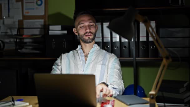 Junger Hispanischer Geschäftsmann Spricht Mit Laptop Büro Auf Dem Smartphone — Stockvideo