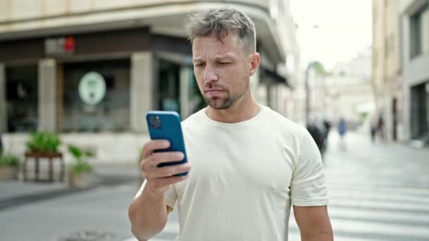 Ung Mand Ved Hjælp Smartphone Gør Vinder Gestus Gaden – Stock-video