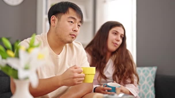 Man Woman Couple Sitting Sofa Drinking Coffee Home — Vídeo de stock