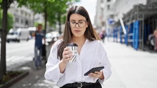 Joven Mujer Hispana Hermosa Usando Smartphone Tomando Café Para Llevar — Vídeos de Stock