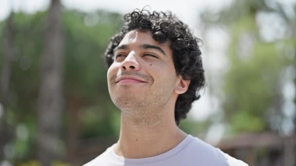 Junger Lateinischer Mann Lächelt Selbstbewusst Park — Stockvideo