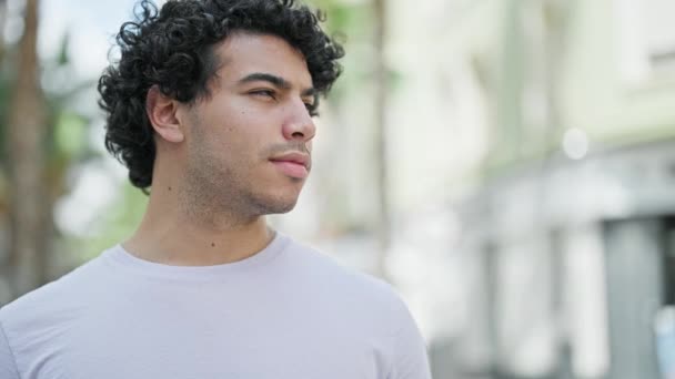 Jovem Latino Homem Com Expressão Séria Rua — Vídeo de Stock