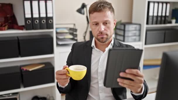 Νεαρός Επιχειρηματίας Χρησιμοποιώντας Touchpad Πίνοντας Καφέ Στο Γραφείο — Αρχείο Βίντεο