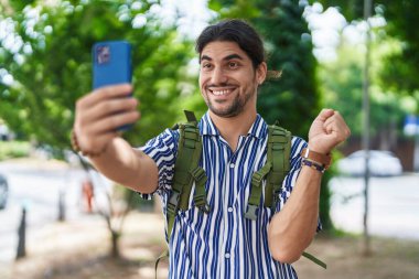 Şehirde uzun saçlı İspanyol bir adam video çekiyor. Gururla bağırıyor, zaferi kutluyor ve kollarını kaldırarak başarıyı kutluyor. 