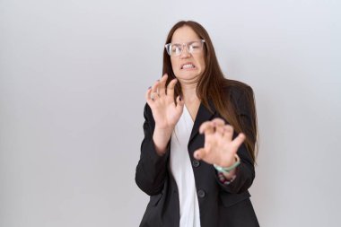 İş ceketi ve gözlük takan güzel esmer kadın tiksindirici bir ifade takınıyor ve tiksindirici bir ifade takınıyor.. 