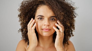 İzole edilmiş beyaz arka planda masaj yapan güzel İspanyol bir kadın.