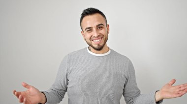 İzole edilmiş beyaz arka planda kendine gülen İspanyol adam.