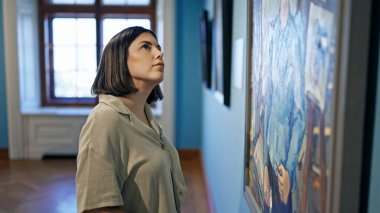 Güzel İspanyol bir kadın Viyana 'daki Belvedere Sarayı' nda sanat galerisini ziyaret ediyor.