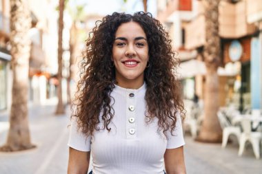 Sokakta kendine güvenen güzel İspanyol bir kadın.