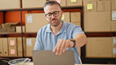 Gri saçlı adam, ofiste ciddi bir yüzü olan bir ecommerce işi.