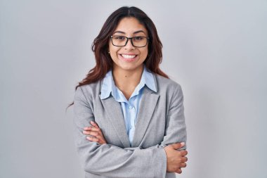 Gözlüklü, mutlu yüzlü, kollarını kavuşturup kameraya bakan İspanyol bir iş kadını. pozitif kişi. 