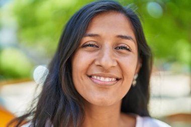 Parkta kendine güvenen güzel, İspanyol bir kadın.