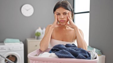 Genç ve güzel İspanyol kadın çamaşır odasında sepetin başında dikilip strese girdi.