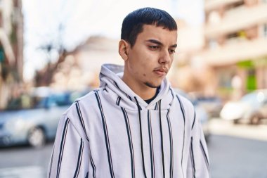 Sokakta duran rahat yüzlü genç adam.