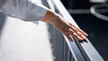 Madrid sokaklarında eli değmiş güzel İspanyol bir kadın.