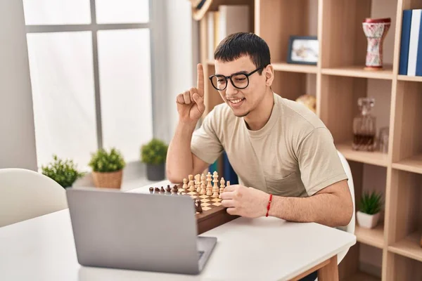 Genç Arap Adam Internette Satranç Oynuyor Bir Fikir Veya Soruyla — Stok fotoğraf