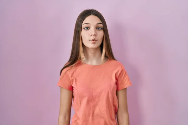 Adolescente Chica Pie Sobre Fondo Rosa Haciendo Cara Pez Con —  Fotos de Stock